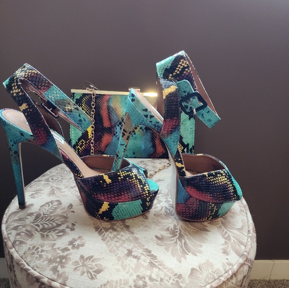 (SOLD) Steve Madden Heels and Matching Clutch Sz 8.5 - Picture 4 of 8